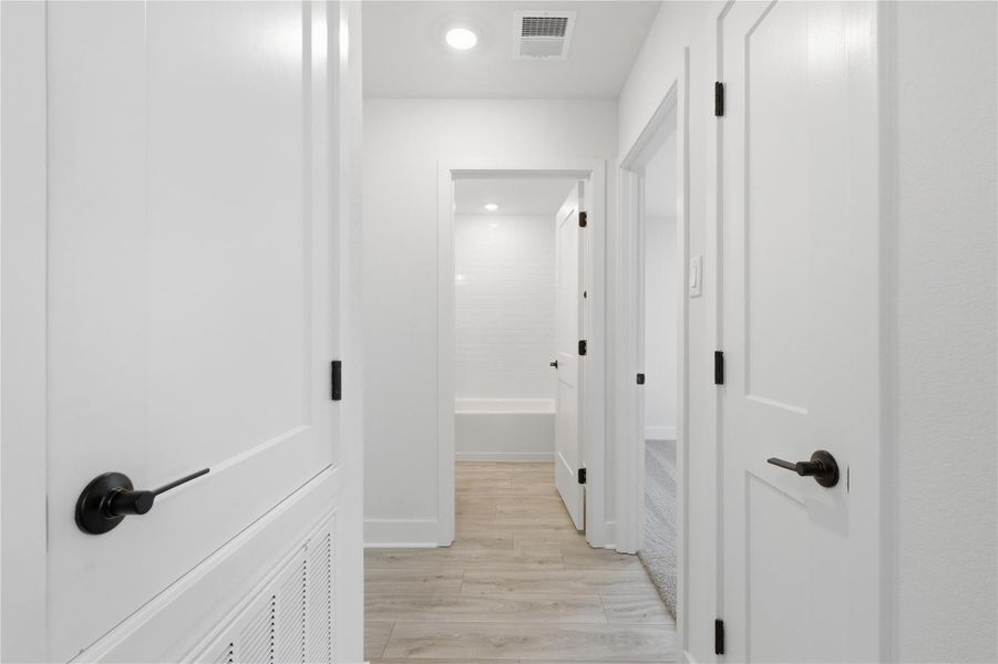 Spacious, unfurnished interior of a new home in Grand Oaks Reserve, Cleveland (Image 11).