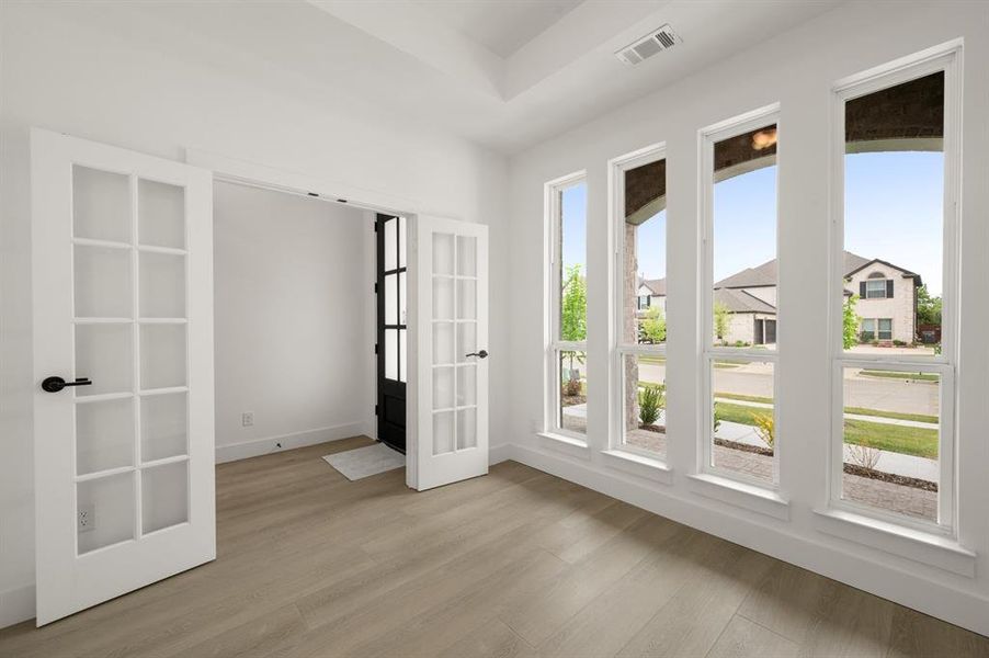 Spacious, unfurnished interior of a new home in High Country, Burleson (Image 26).