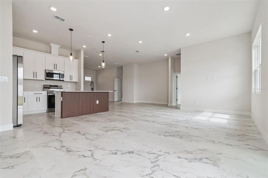 Spacious, unfurnished interior of a new home in , Belleview (Image 29).