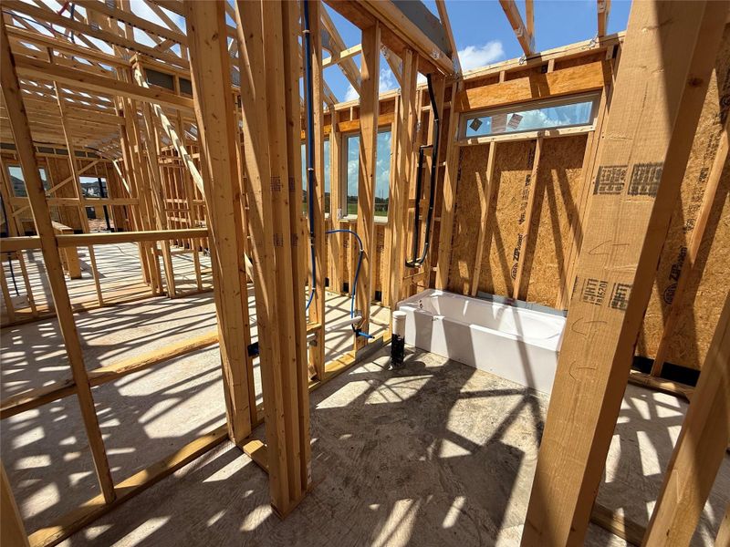 Full bathroom of foyer