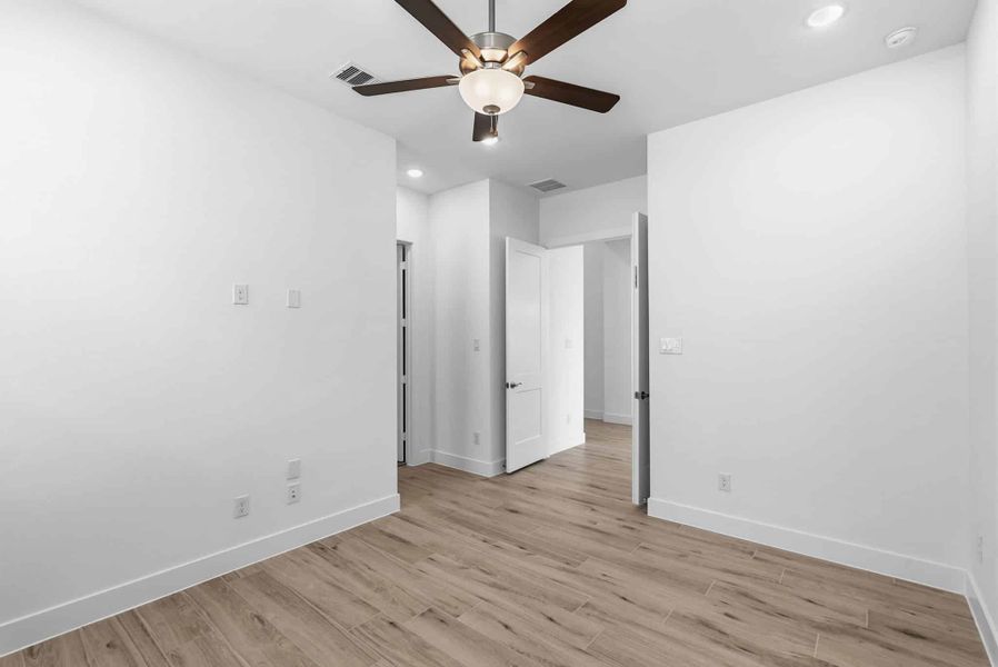 Spacious, unfurnished interior of a new home in Wood Leaf Reserve, Tomball (Image 15).