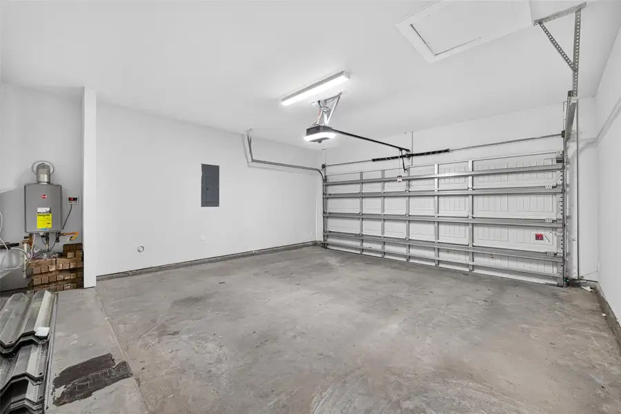 Spacious, unfurnished interior of a new home in , Mont Belvieu (Image 24).