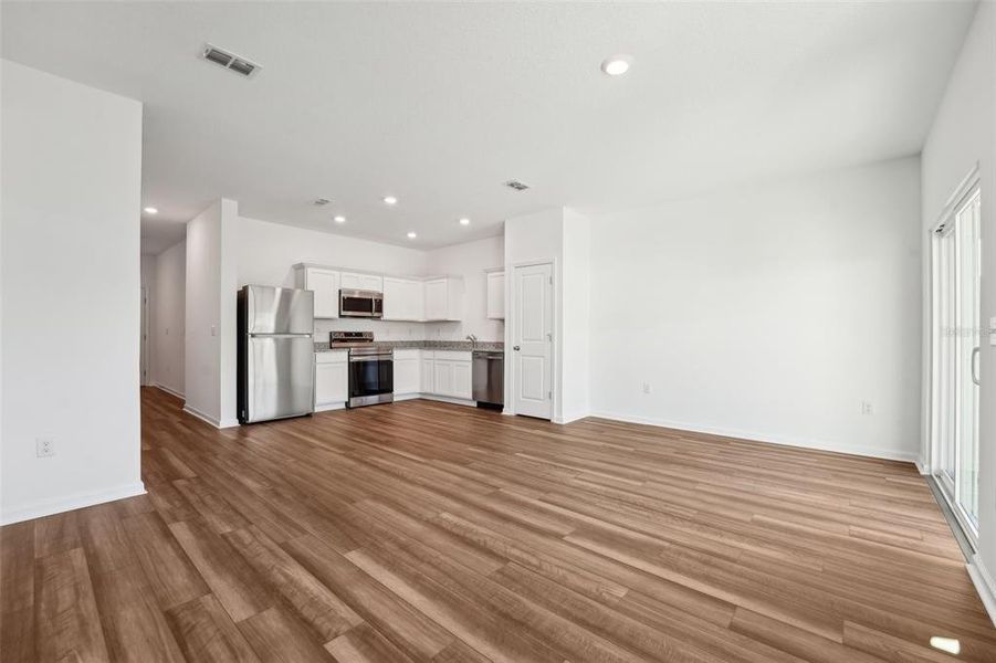 Spacious, unfurnished interior of a new home in Vista Walk, Dade City (Image 32).