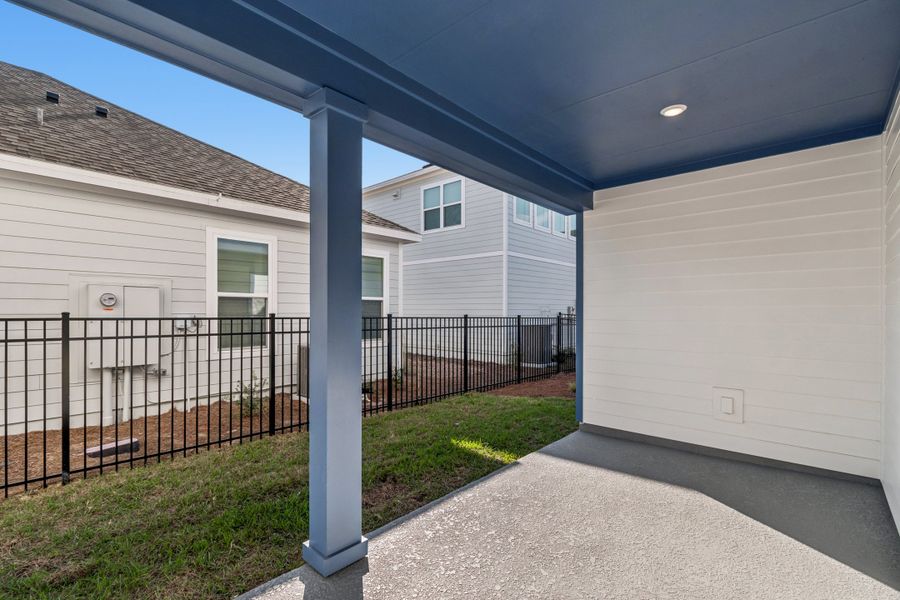 Exterior details and patio area of a home in Weslyn Park in Sunbridge 34', St. Cloud (Image 3).