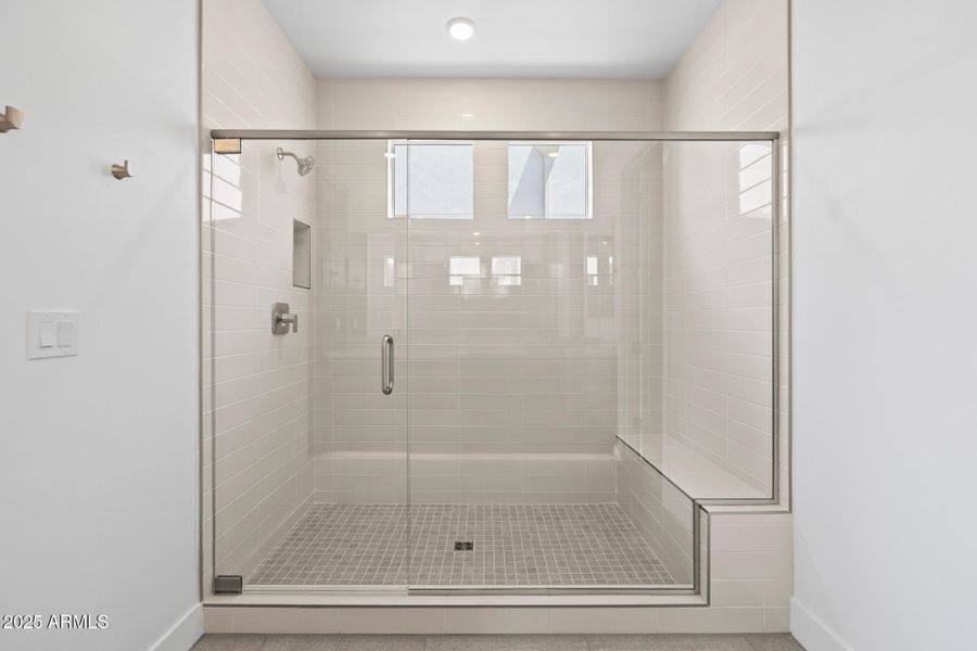 25)MASTER BATH