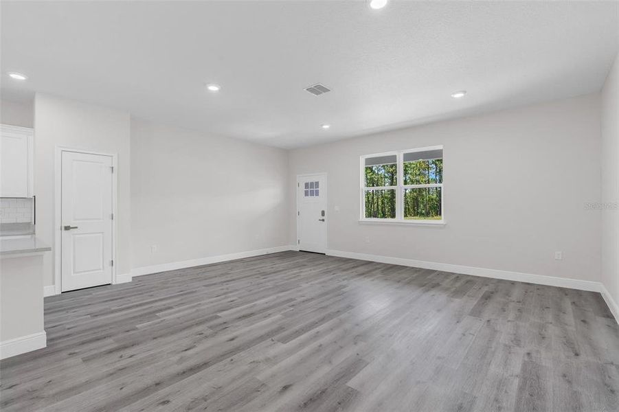 Spacious, unfurnished interior of a new home in , Citrus Springs (Image 21).