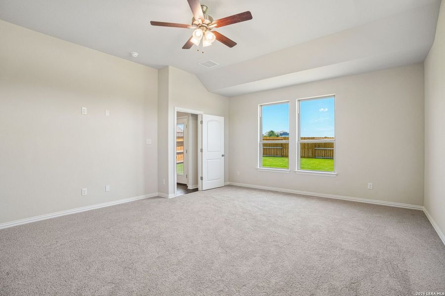 Spacious, unfurnished interior of a new home in Meyer Ranch - Enclave, New Braunfels (Image 15).