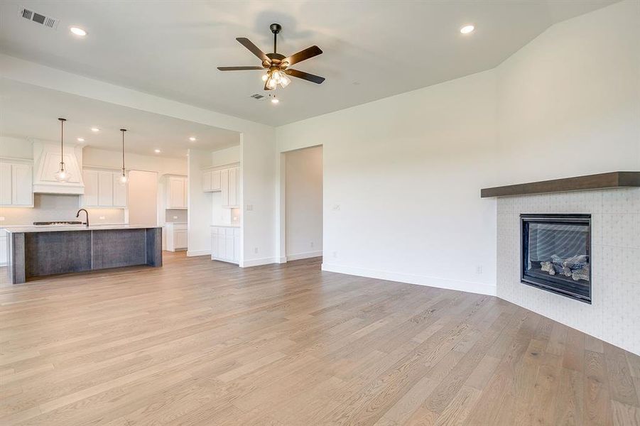 Spacious, unfurnished interior of a new home in Pecan Grove, Burleson (Image 34).