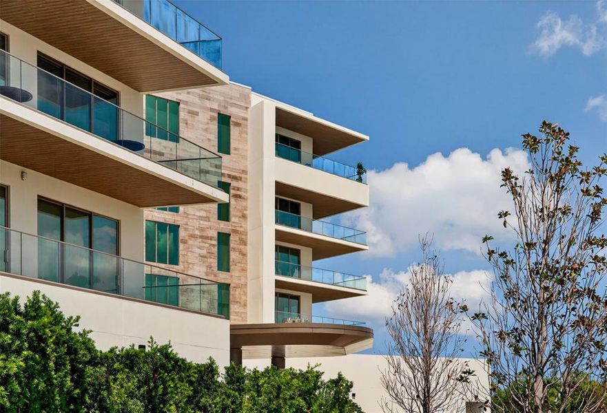 Condo located in Longboat Key, FL showcasing its design and architecture (Image 5).