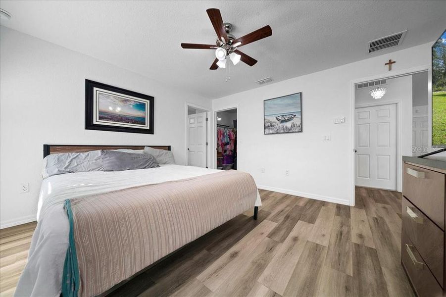 Furnished interior view inside a new home in , Ocklawaha (Image 33).