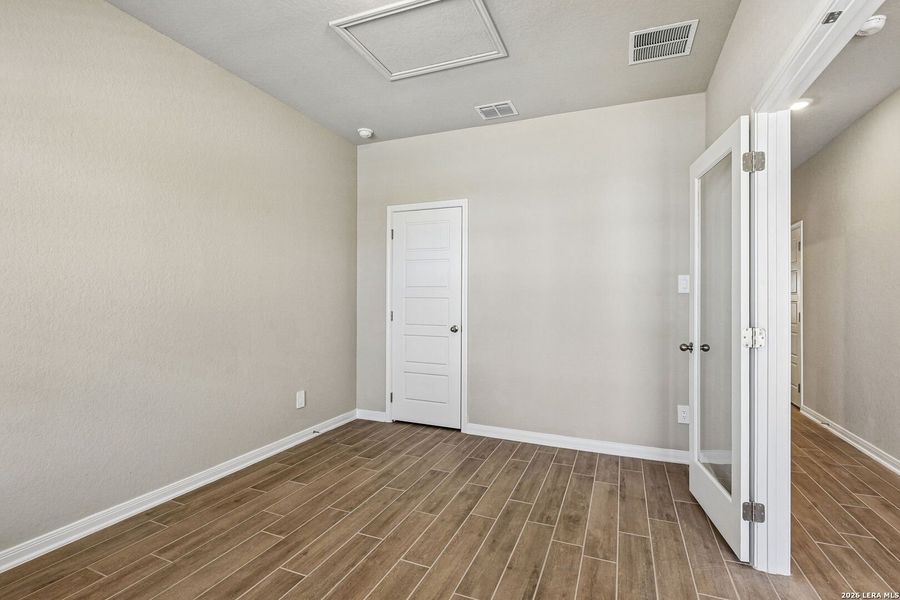 Spacious, unfurnished interior of a new home in Royal Crest, San Antonio (Image 34).