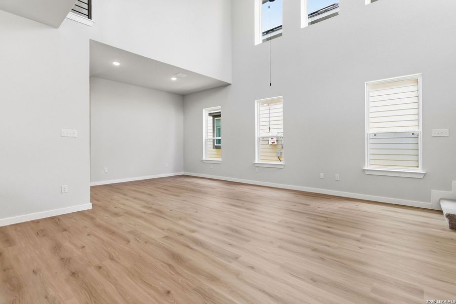 Spacious, unfurnished interior of a new home in Timber Creek, San Antonio (Image 13). Spacious, unfurnished interior of a new home in Timber Creek, San Antonio (Image 13).