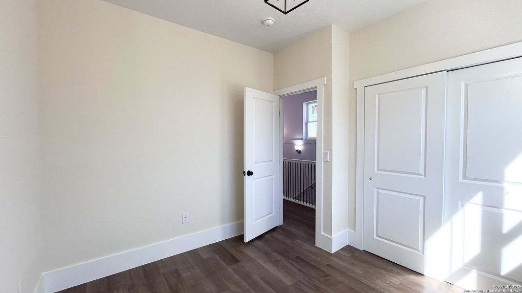 Spacious, unfurnished interior of a new home in , Bandera (Image 12).