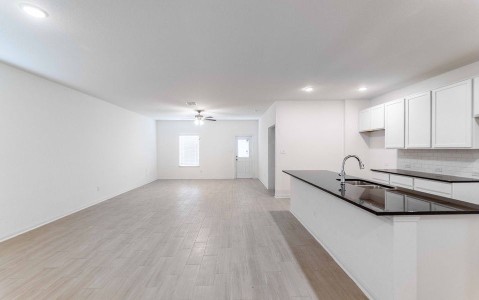 Spacious, unfurnished interior of a new home in Hunter's Ranch, San Antonio (Image 19).