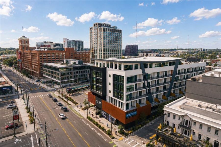 Condo located in Atlanta, GA showcasing its design and architecture (Image 5).