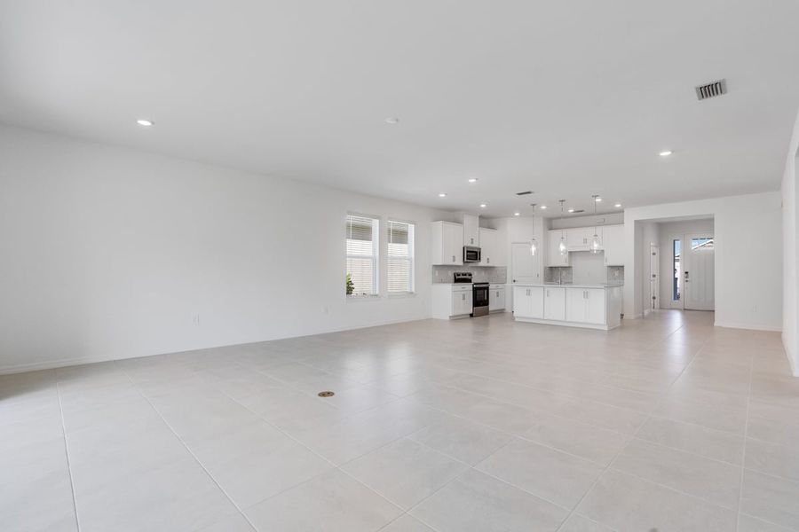 Spacious, unfurnished interior of a new home in Palms at Coasterra, Palmetto (Image 23).