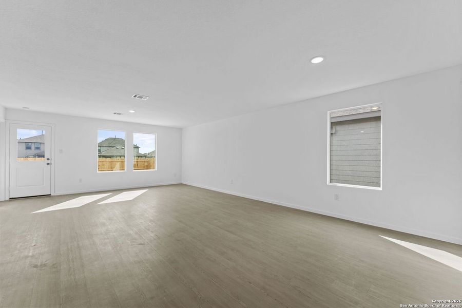 Spacious, unfurnished interior of a new home in Voss Farms, New Braunfels (Image 11).
