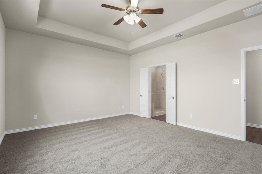 Spacious, unfurnished interior of a new home in Rocky Creek Crossing, Fort Worth (Image 12).