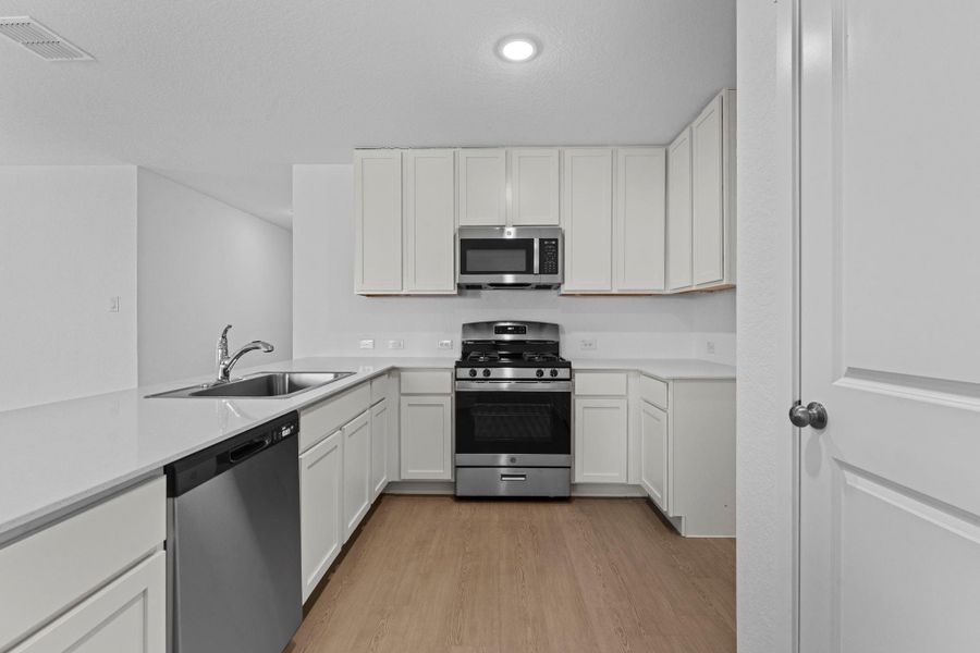 Furnished interior view inside a new home in Friendship Oaks, Fredericksburg (Image 6).