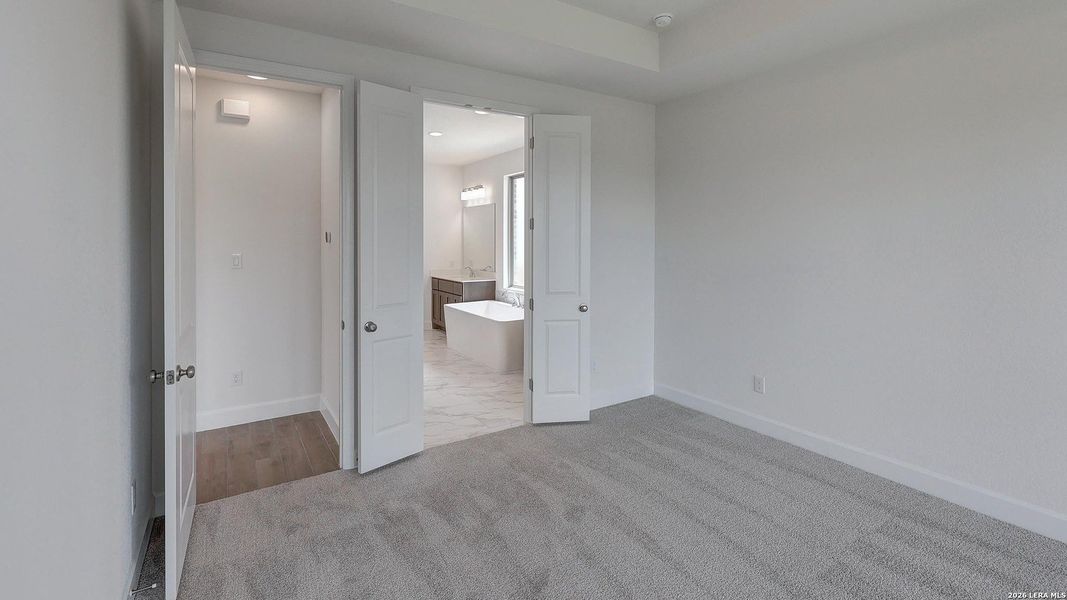 Spacious, unfurnished interior of a new home in Ladera, San Antonio (Image 14).