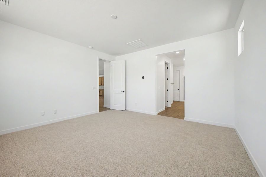 Spacious, unfurnished interior of a new home in White Tank Vistas, Waddell (Image 11).