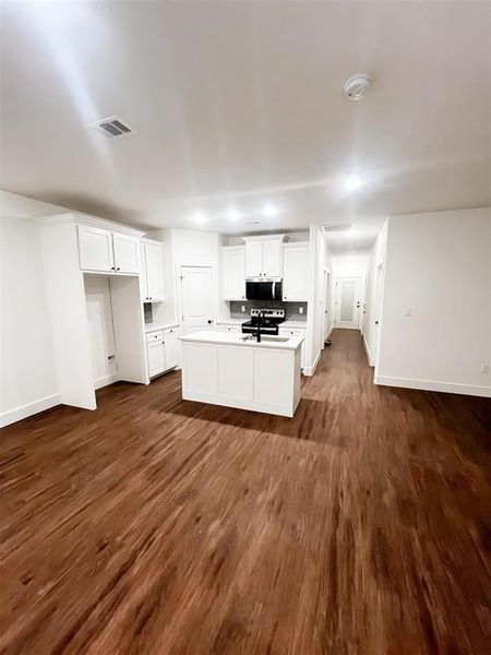 Spacious, unfurnished interior of a new home in , Granbury (Image 15).