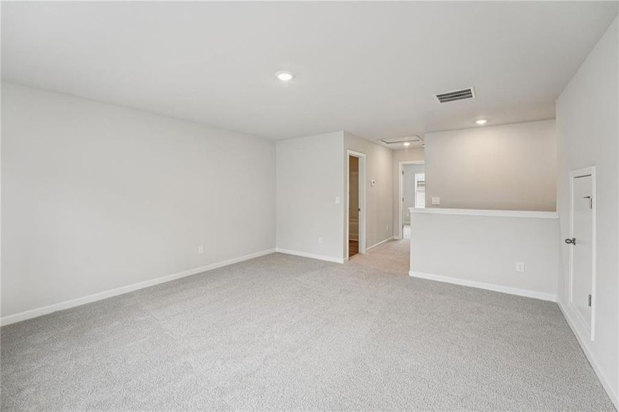 Spacious, unfurnished interior of a new home in Westmont Preserve, Powder Springs (Image 25).