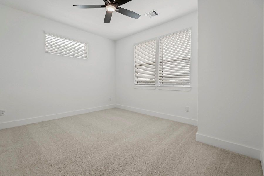 Spacious, unfurnished interior of a new home in Hallimore Ranch, Rosenberg (Image 15).
