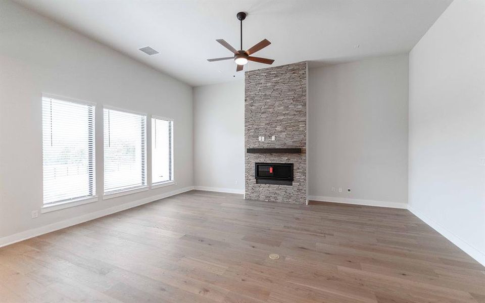 Spacious, unfurnished interior of a new home in Heath Golf & Yacht Club, Forney (Image 15).