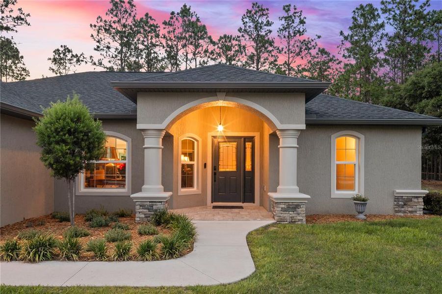 Exterior details and patio area of a home in , Dunnellon (Image 32).