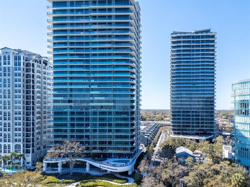 Condo located in Tampa, FL showcasing its design and architecture (Image 38).