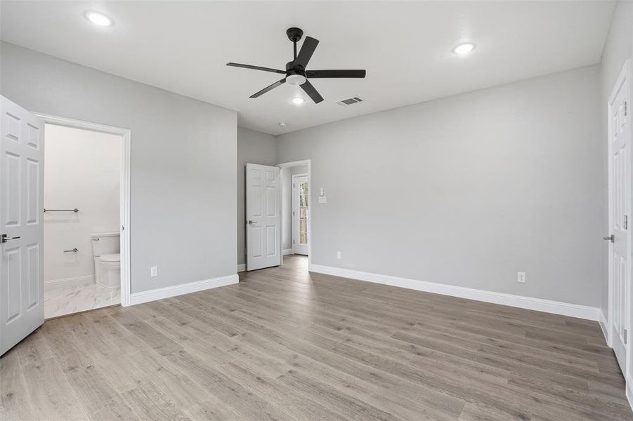Spacious, unfurnished interior of a new home in , Granbury (Image 18).