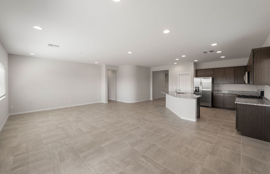 Spacious, unfurnished interior of a new home in El Cidro, Goodyear (Image 14).