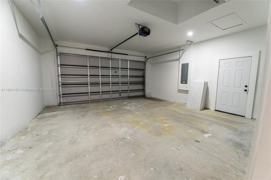 Spacious, unfurnished interior of a new home in , Cape Coral (Image 32).