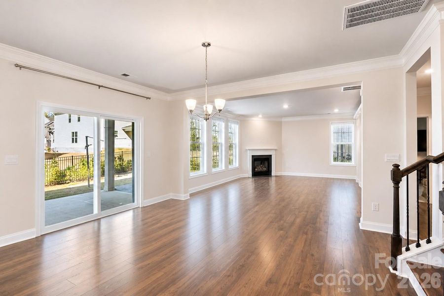 LIVING BREAKFAST AREA