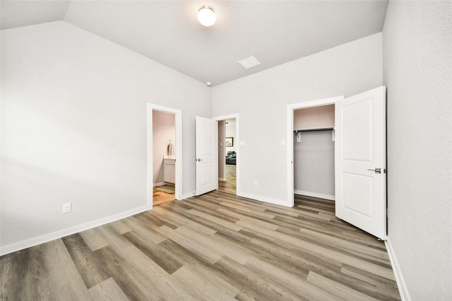 Spacious, unfurnished interior of a new home in Elm Estates, Angleton (Image 40).