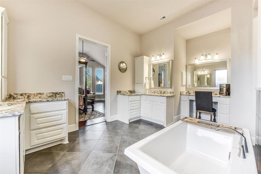 Furnished interior view inside a new home in ARTAVIA 65', Conroe (Image 12).