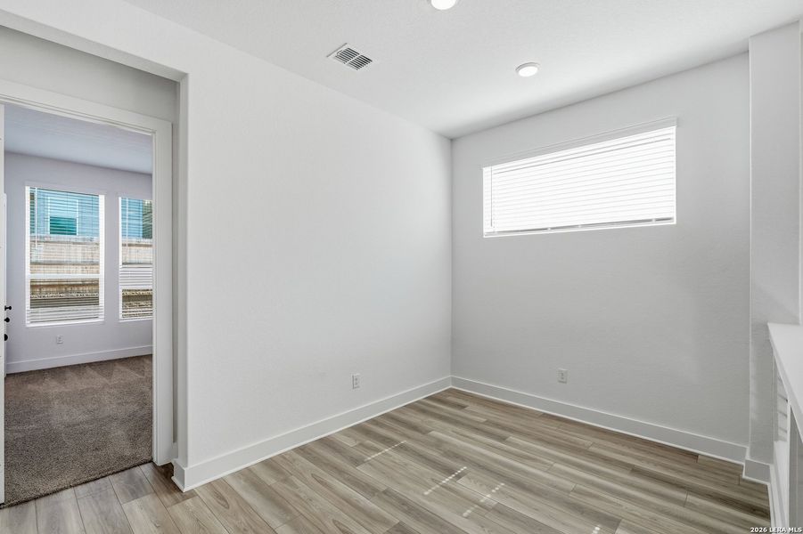 Spacious, unfurnished interior of a new home in Rose Hill, San Antonio (Image 31).