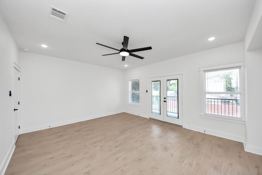 Spacious, unfurnished interior of a new home in , Houston (Image 30).
