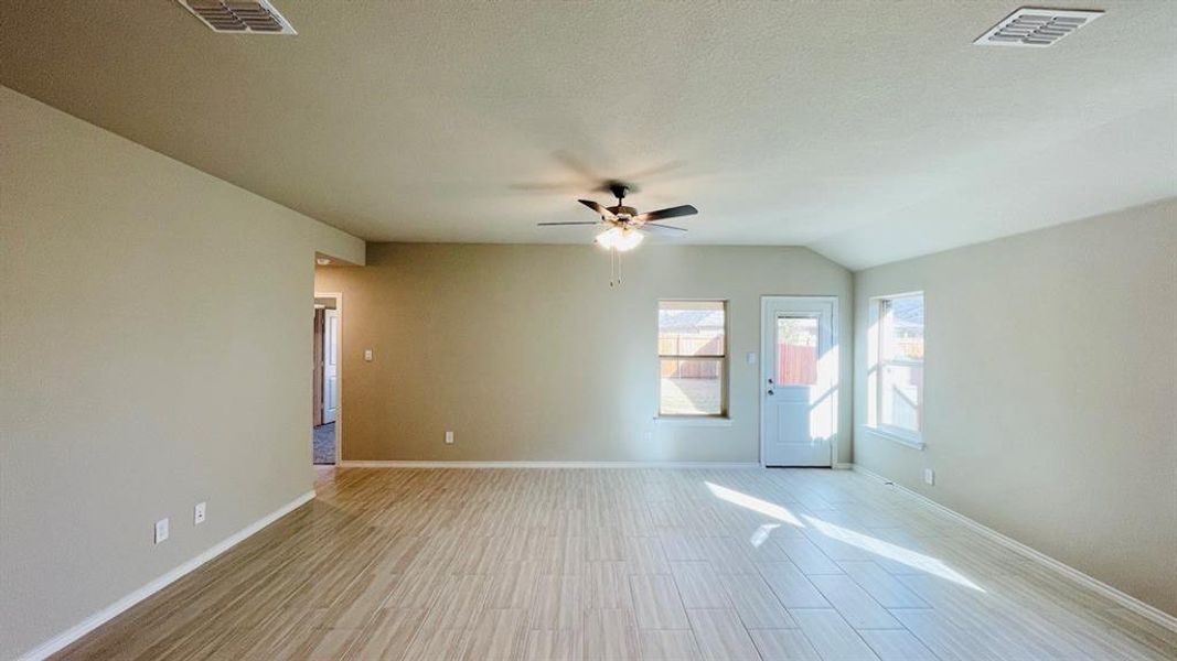 Spacious, unfurnished interior of a new home in Sunnycreek, Fort Worth (Image 12).