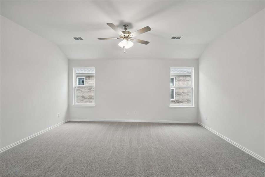 Spacious, unfurnished interior of a new home in Bel Air Village, Sherman (Image 14).