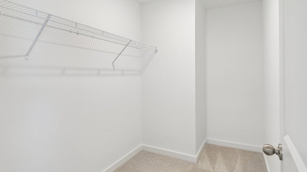 Closet with ventilated shelf Closet with ventilated shelf