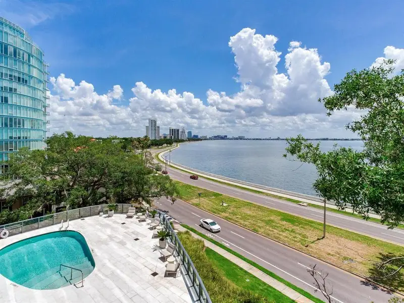 Condo located in Tampa, FL showcasing its design and architecture (Image 3).