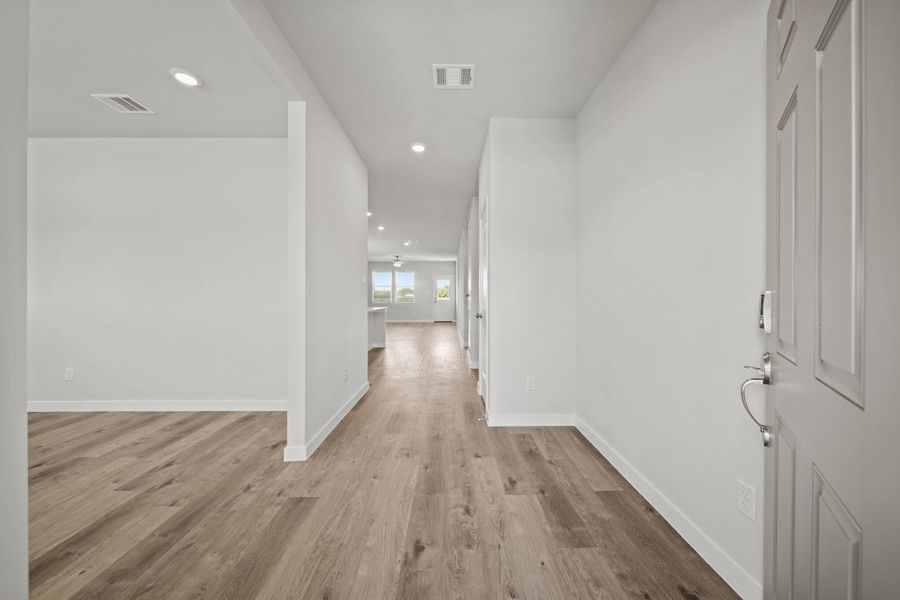 Spacious, unfurnished interior of a new home in Russell Ranch, Bay City (Image 11).