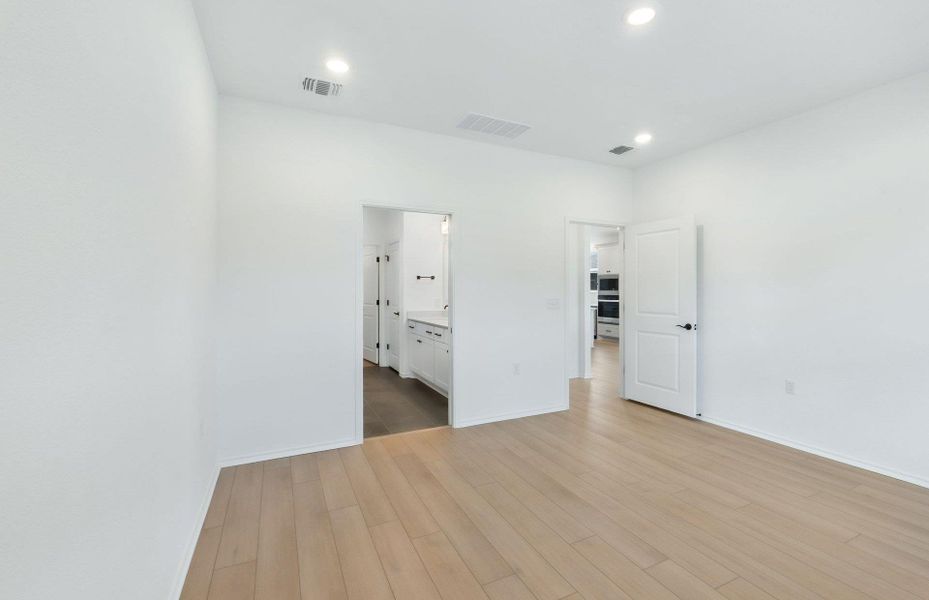 Spacious, unfurnished interior of a new home in Sun City Texas, Georgetown (Image 26).