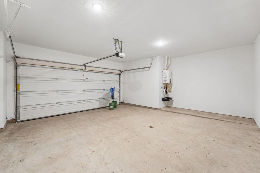 Finding a spacious 2-car garagein this area is a rare gem! Finding a spacious 2-car garagein this area is a rare gem!
