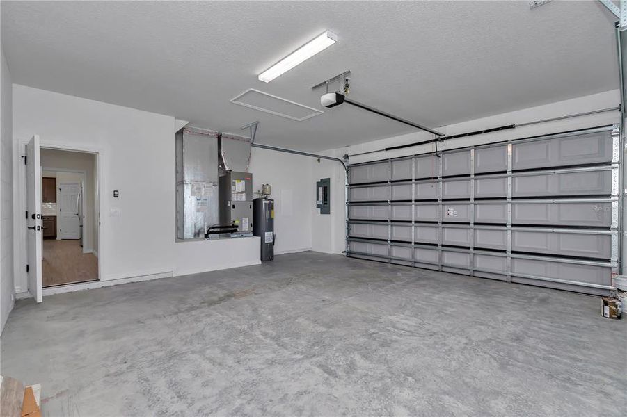 Spacious, unfurnished interior of a new home in , Ocala (Image 15).
