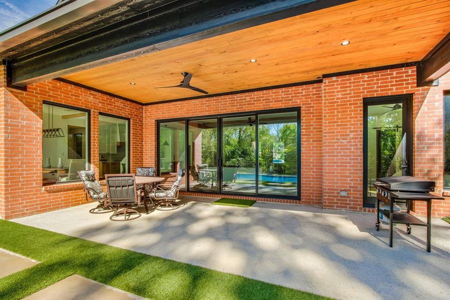 Covered patio off of living room