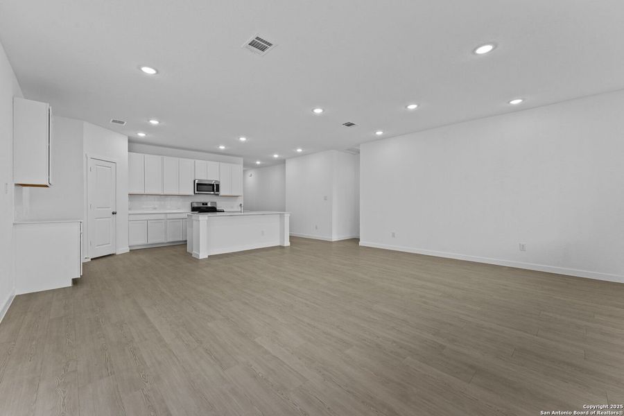 Spacious, unfurnished interior of a new home in Guadalupe Heights, Seguin (Image 14).