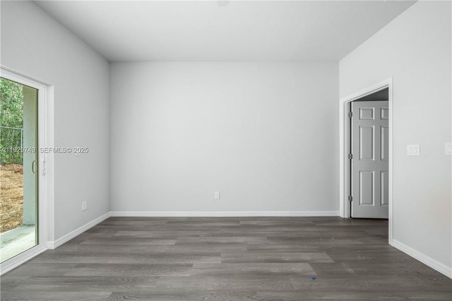 Spacious, unfurnished interior of a new home in , Sebring (Image 24).
